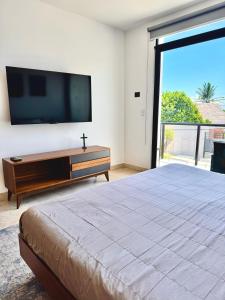 Bright Ocean View Studio with Rooftop Pool Access