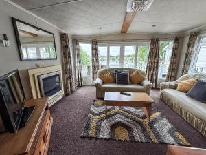 Lovely Caravan With A Lake View At Southview Holiday Park Ref 33043Cl