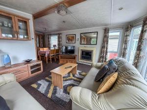 Lovely Caravan With A Lake View At Southview Holiday Park Ref 33043Cl