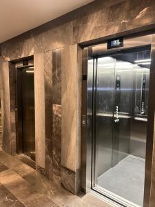 EXCLUSIVO! 2 dormitorios, 4 camas, de 1 a 6 huéspedes con terraza directo a la alberca y otra alberca azotea WIFI , GYM , SAUNA, ELEVADOR Y MAS!!!