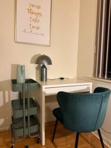 - Pls do not book - Nestled Away - A retro cozy nook - With TV Projector and Luxury Sealy mattress