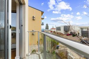 Stylish 2-Bed Home Steps from Henley Beach