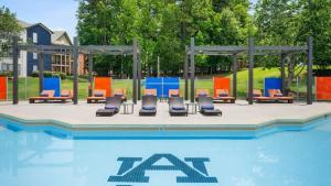 1 Mile to Stadium, Dog Friendly, Pool, Parking
