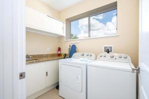 Modern Magic Village Home for 12 with Grill 3131