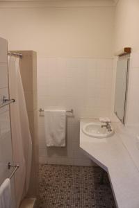 Palm and Pawn Motor Inn