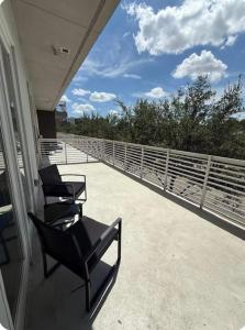 Addison Urban Get Away with a Rooftop Pool! Close to major cities such as Dallas, DFW airport, Grapevine, and Frsico!