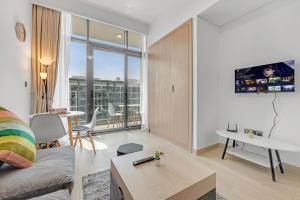 Waves - Stylish and Comfy Couples Retreat Apt with Balcony