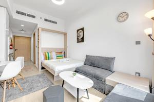 Waves - Stylish and Comfy Couples Retreat Apt with Balcony