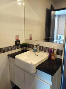 Convenient 2-Bedrooms Apartment Near Nimman #A408