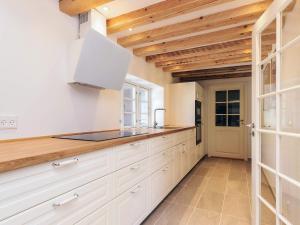 Idyllic Thatched Cottage Retreat-By Traum