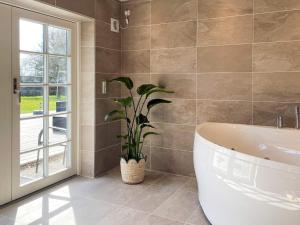 Idyllic Thatched Cottage Retreat-By Traum