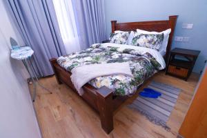 urban loft retreat apartment with fully equipped gym ,heated swimming pool, private parking and relaxing rooftop with breath taking views