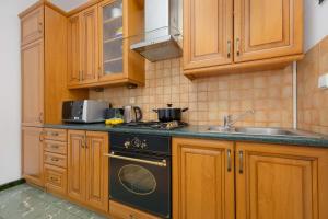 Family Apartment in Warsaw with Desk and Bathtub by Noclegi Renters