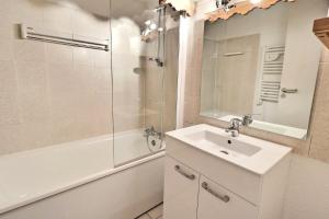 Résidence Grand Bois A - CONFORTABLE 2 PIECES, SKIS AUX PIEDS ET PROCHE DES COMMERCES MAE-2264