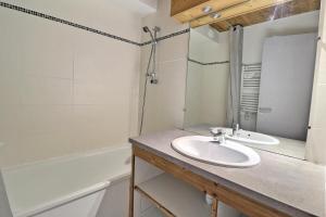 Résidence Grand Bois A - CONFORTABLE 2 PIECES, SKIS AUX PIEDS ET PROCHE DES COMMERCES MAE-2244