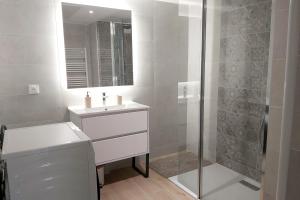 Seafront apartment with pool and comfort