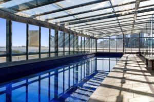 Crown Skyline Views - 1BR Apartment with Balcony and Pool