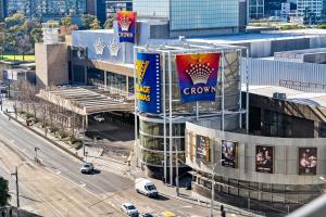 Crown Skyline Views - 1BR Apartment with Balcony and Pool