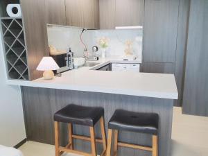 Gwangalli Beachfront House with a beam projector