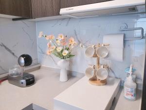 Gwangalli Beachfront House with a beam projector