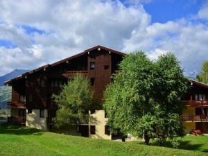 Studio rénové 3 étoiles, 45 pers, proche pistes, balcon, parking - FR-1-329-19