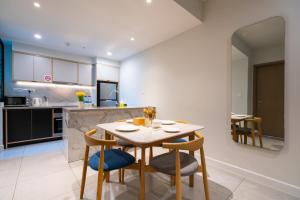 5 star Luxury Retreat in Saigons Center free Pool Gym