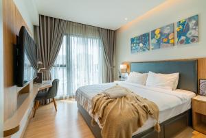 5 star Luxury Retreat in Saigons Center free Pool Gym