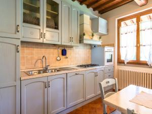 Farmhouse in Tuscany with Panoramic Pool