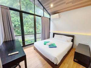 Dancing Villas with expansive Vanishing edge pool