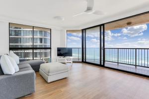 Beachfront Bliss 2BR 2BATH Ocean Views - Surfers