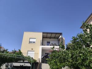 Spacious 2-bedroom apartment with terrace sea view