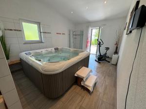 Villa ISA 4 bedrooms, 4 bathrooms, sauna, jacuzzi, panoramic view