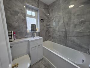 Comfortable 3BD House near Newbury Park Station