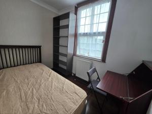 Comfortable 3BD House near Newbury Park Station