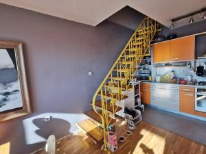 Artsy Penthouse & mountain view