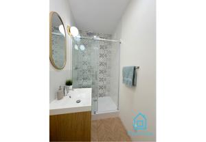 Seredino Navy Apartment- Modern Comfort in a Quiet Location, 5 Minutes to Gdańsk Old Town & Seaside