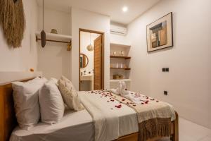 Petite 2bd Villa with Rooftop 4mins to Cemagi Beach