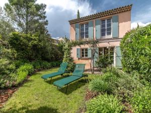 Terraced house in Domaine de Saint-Endréol with golf, SPA and communal pool