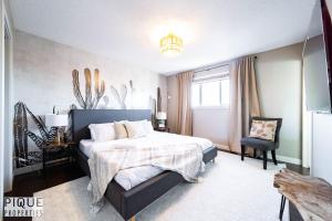 Stylish Chic Home - King Bed - Free Parking & Netflix - Fast Wi-Fi - Long Stays Welcome