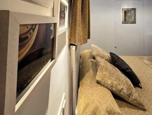 A 20 min de Madrid en Ave CASITA con JARDIN PRIVADO, wifi, SMART TV 55p y aparcamiento en la puerta