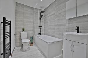 Freckleton House in Town Centre, near Blackpool, Sleeps 6, Free Parking - By NMB Property