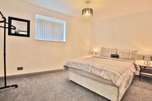 Freckleton House in Town Centre, near Blackpool, Sleeps 6, Free Parking - By NMB Property
