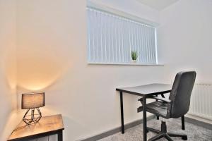 Freckleton House in Town Centre, near Blackpool, Sleeps 6, Free Parking - By NMB Property