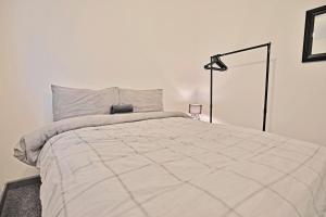 Freckleton House in Town Centre, near Blackpool, Sleeps 6, Free Parking - By NMB Property