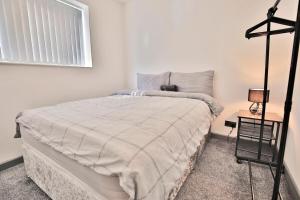 Freckleton House in Town Centre, near Blackpool, Sleeps 6, Free Parking - By NMB Property