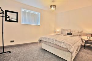 Freckleton House in Town Centre, near Blackpool, Sleeps 6, Free Parking - By NMB Property