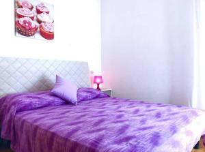 Colorful apartment with balcony-Beahost