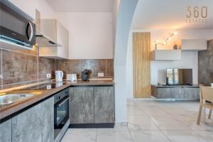 Beautiful Seafront Suites with comfy beds, AC & WiFi By 360 Estates