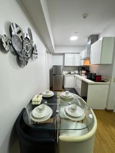 Metro Nook Cozy 2BR Unit with Balcony Facing Rockwell - Acqua Private Residences