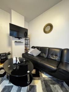 Metro Nook Cozy 2BR Unit with Balcony Facing Rockwell - Acqua Private Residences - Aparthotels, Manila